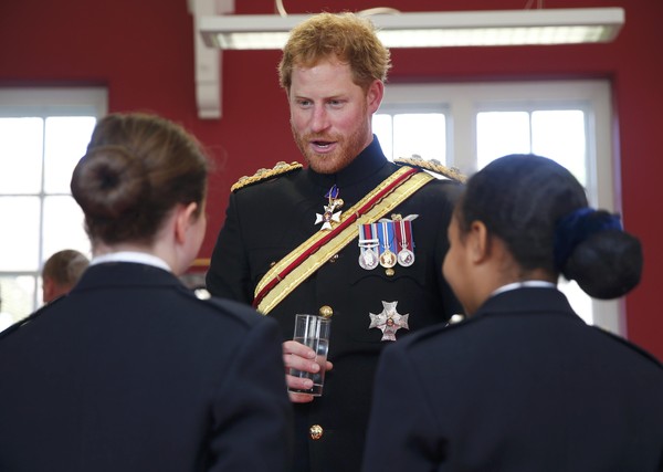 El Principe Harry visitando el colegio