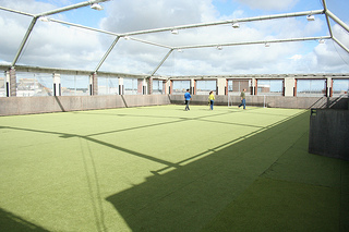 Campo de juegos en la terraza del colegio