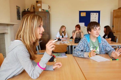 Estudiantes atentos a sus clases