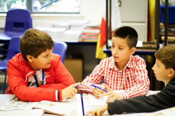 Niños en clase en London Cobham