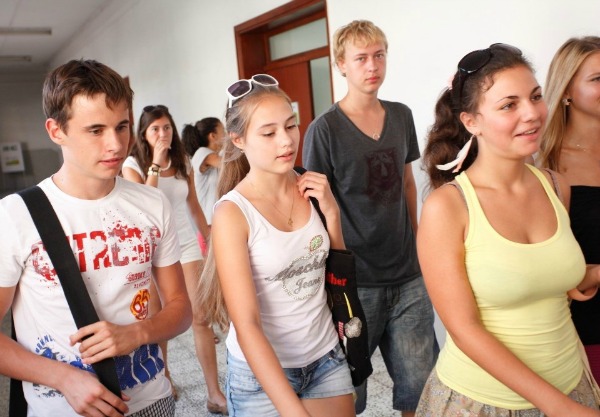 estudiantes entrando en clase