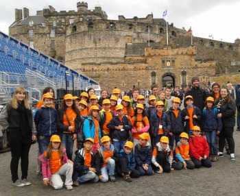 Grupo de estudiantes visitando Edimburgo