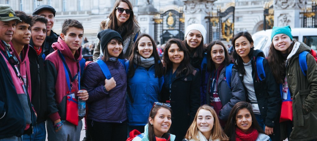 Grupo de estudiantes visitando Londres