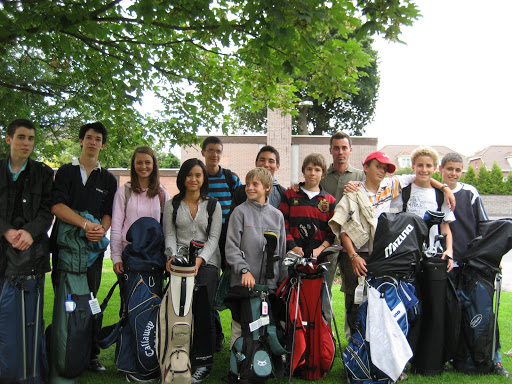 Grupo de jóvenes practicando golf