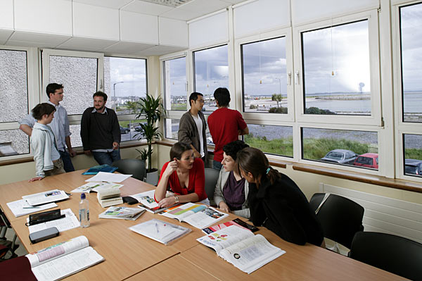 Una clase mirando al mar