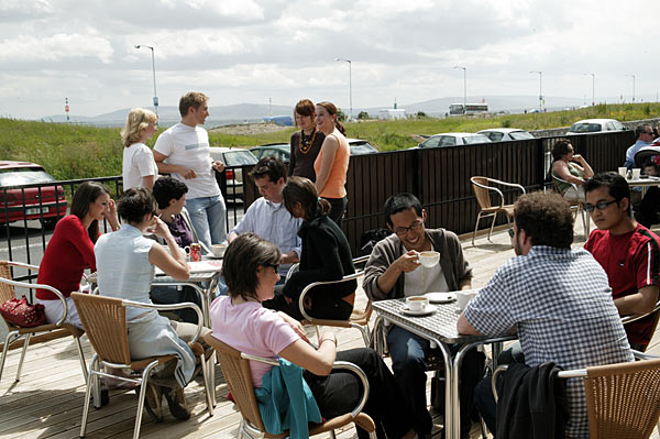 Estudiantes internacionales en la terraza