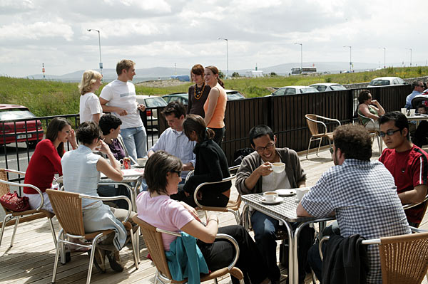 Estudiantes en la terraza